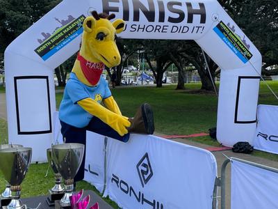 Harold the Giraffe runs the Auckland Marathon