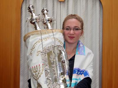 Gift of a Yad for Sarah Livschitz