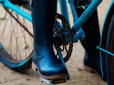 Gumbootit Around The Mountain